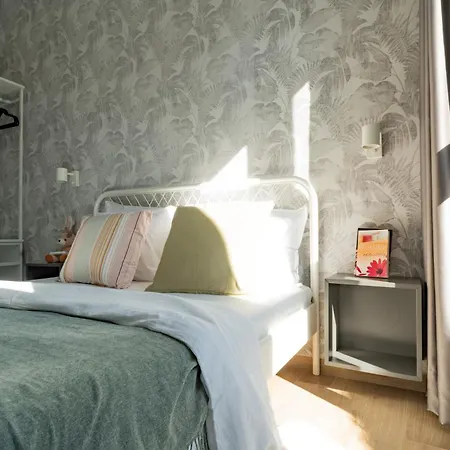 Sunny Penthouse With Mountain Views And 180 Degrees Terrace 公寓 *