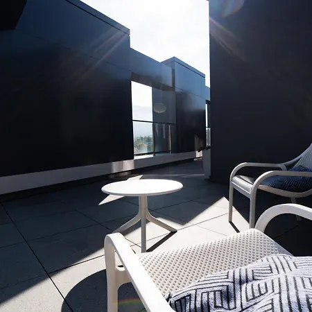 Апартамент Sunny Penthouse With Mountain Views And 180 Degrees Terrace