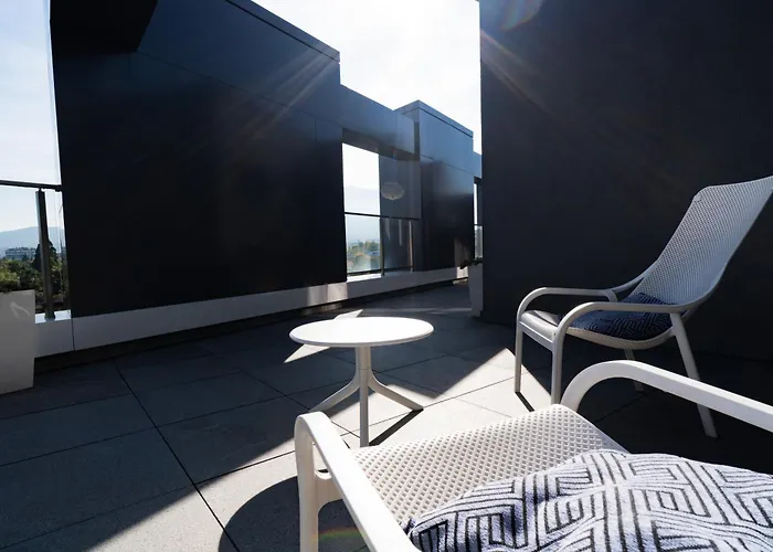 아파트 Sunny Penthouse With Mountain Views And 180 Degrees Terrace