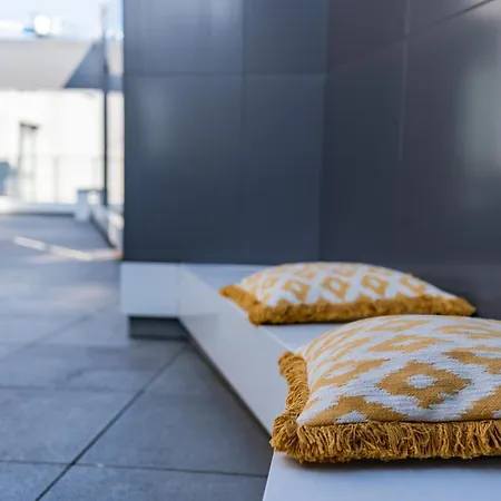 Апартамент Sunny Penthouse With Mountain Views And 180 Degrees Terrace